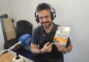 bajo la cascada gris