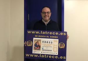 El lotero de 'La Trece' entregará décimos en sobres rojos para los trabajadores de las áreas de Cardiología de Torrecárdenas y el Virgen de las Nieves para agradecer el trato tra sufrir una intervención de corazón