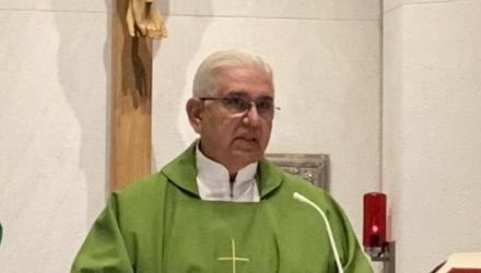 Sacerdote Roberto Rodríguez Espinosa, director del programa 'Sal y Luz'. 